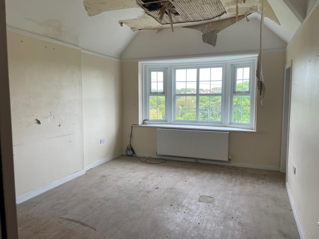 Lot: 55 - SUBSTANTIAL PROPERTY WITH DOUBLE GARAGE AND POTENTIAL - room